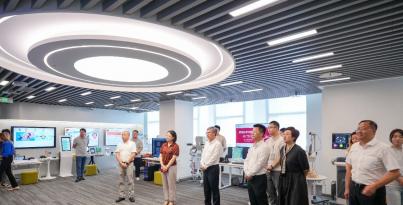 農(nóng)工黨中央副主席兼秘書長鄧蓉玲一行蒞臨華西醫(yī)療機器人研究院調(diào)研指導(dǎo)